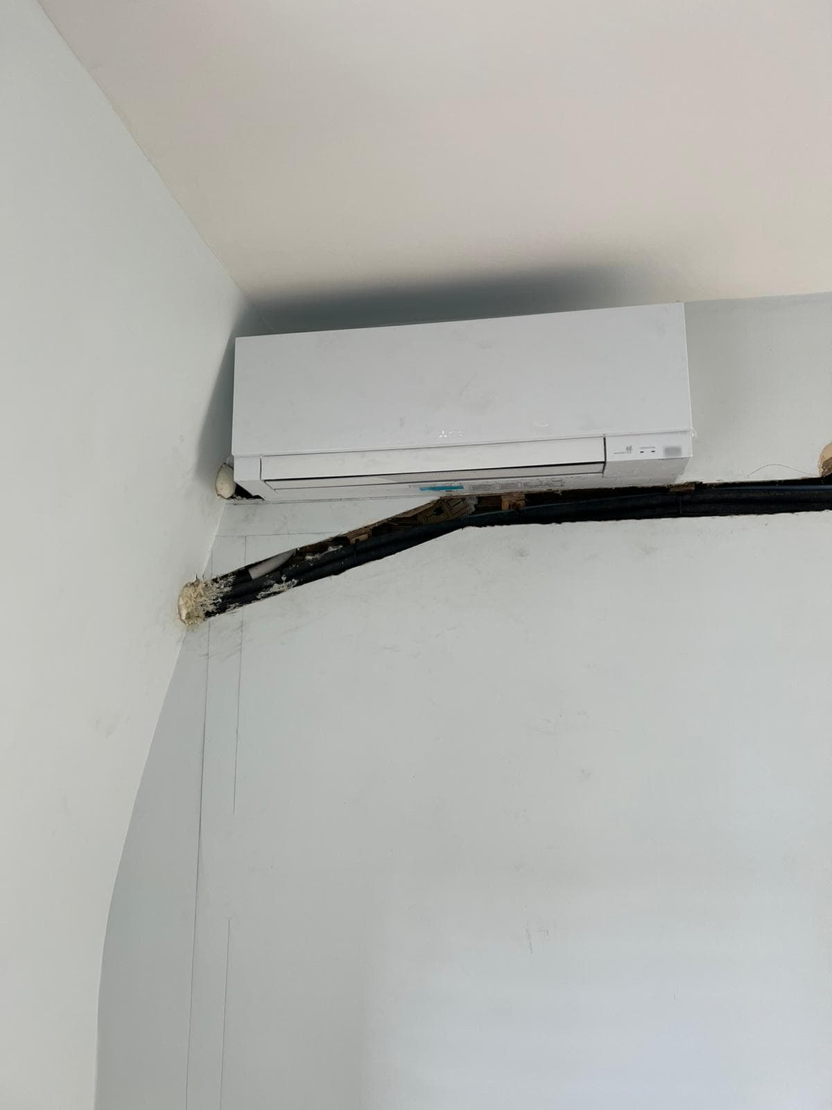 Installation site - electrical and refrigerant connections